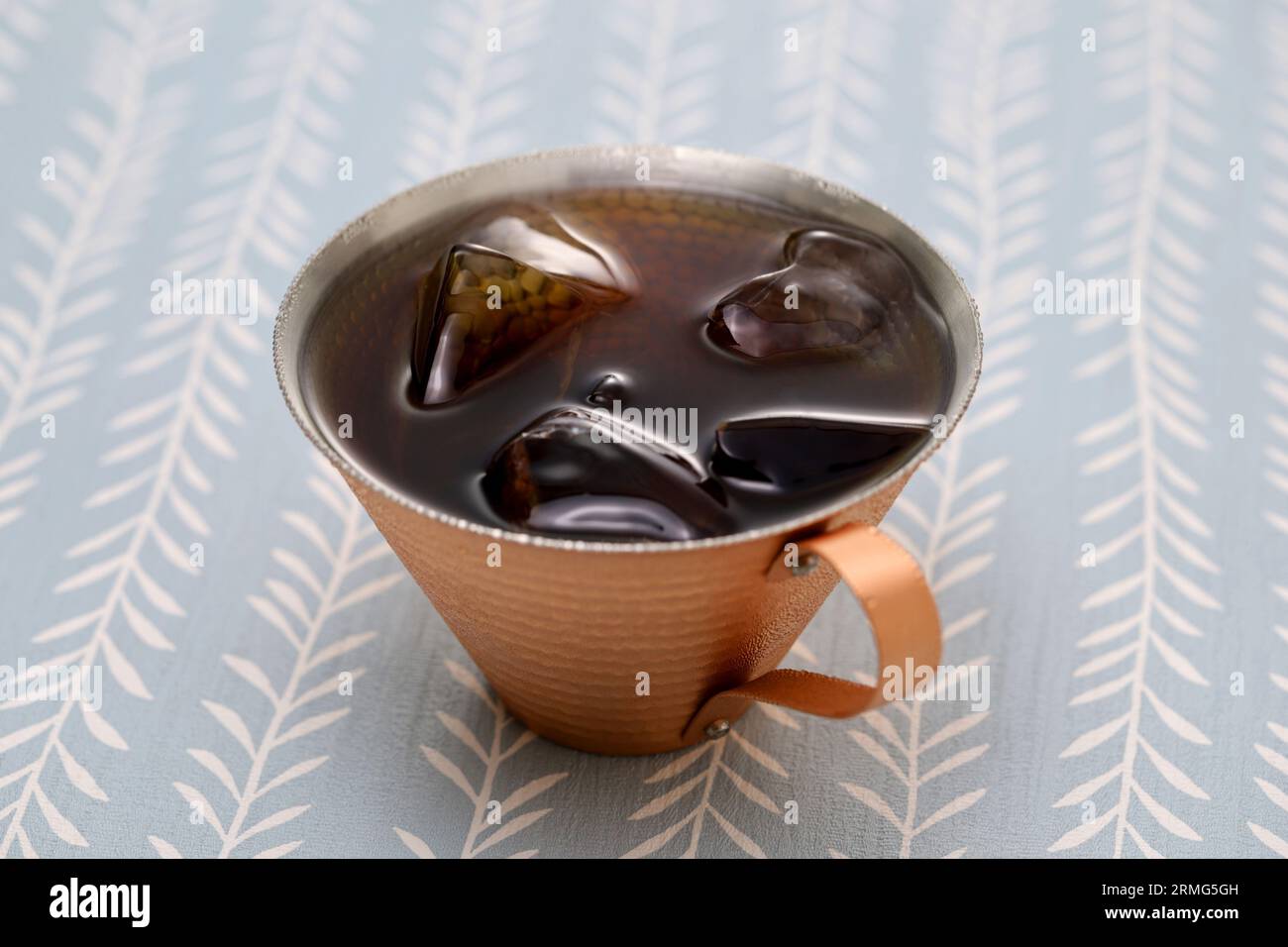 Kalt gebrühter Kaffee in einer Kupfertasse. Stockfoto