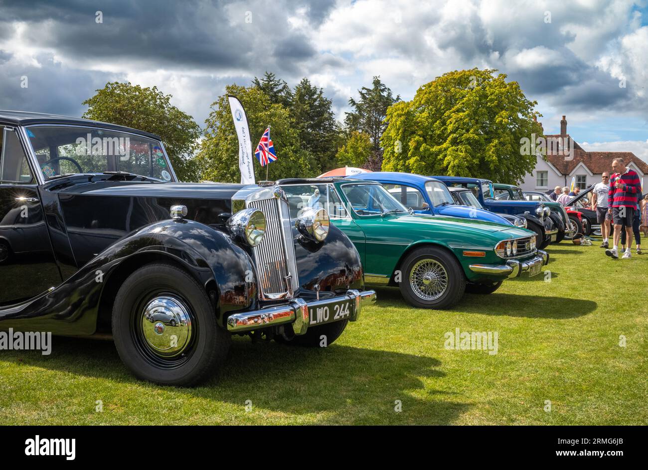 Oldtimer und Oldtimer im traditionellen Wisborough Green Village Fete, West Sussex, Großbritannien. Stockfoto