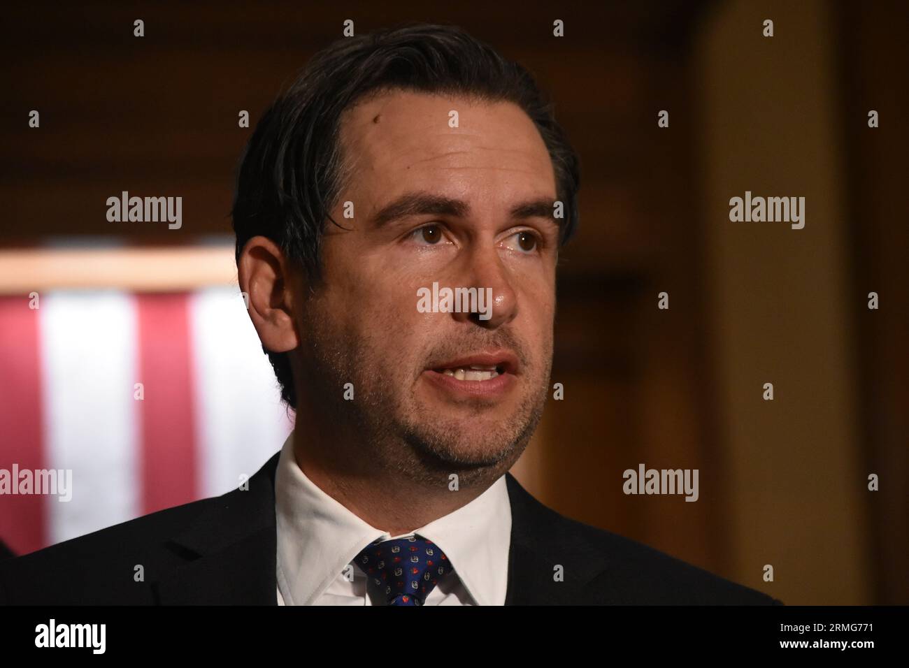 Der Bürgermeister von Jersey City, Steven Fulop, wird während der Pressekonferenz in Jersey City gesehen. Der Bürgermeister von Jersey City, Steven Fulop, und der Direktor für öffentliche Sicherheit, James Shea, halten eine Pressekonferenz in Jersey City ab. Der Bürgermeister und der Direktor für öffentliche Sicherheit sagen, dass die Erschießung eines psychisch kranken Mannes gerechtfertigt war. Der New Jersey Attorney General untersucht eine von der Polizei verübte Schießerei in Jersey City, bei der ein Mann tot war. Die Beamten reagierten auf das Haus in der Randolph Avenue in der Nähe der Bramhall Avenue vor 14:30 Uhr am Sonntag, nachdem die Rettungsdienste die Polizei angefordert hatten. Beamte sagen, die Polizei habe versucht, die Situation zu deeskalieren Stockfoto