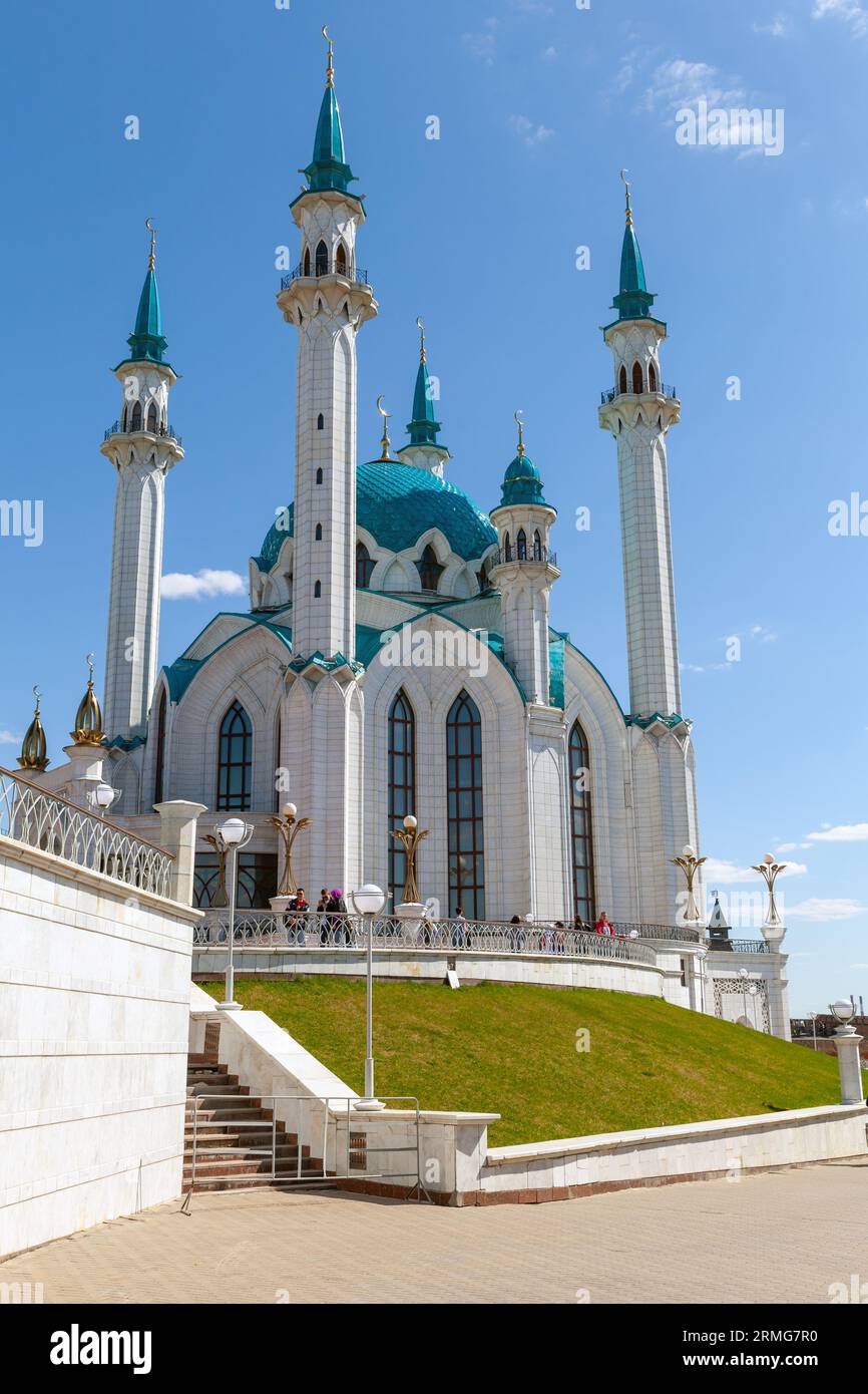 Kazan, Russland - 7. Mai 2022: Touristen sind an einem sonnigen Tag vor der Kul-Sharif-Moschee. Vertikales Foto Stockfoto