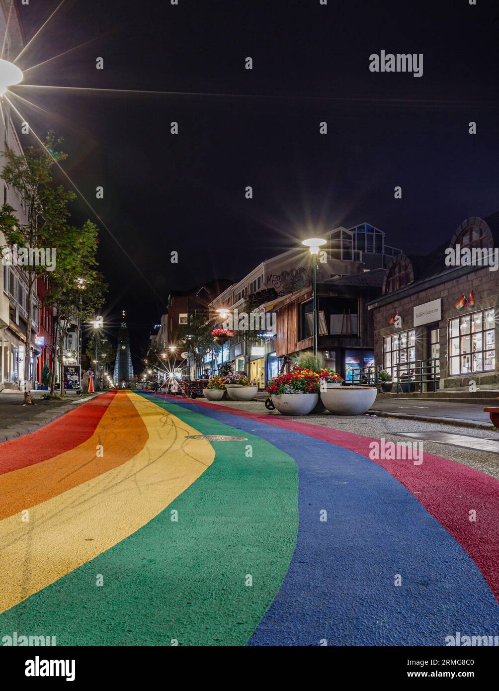 Permanente Regenbogenflagge auf der Straße (Skólavörðustígur) in Reykjavik. Stockfoto