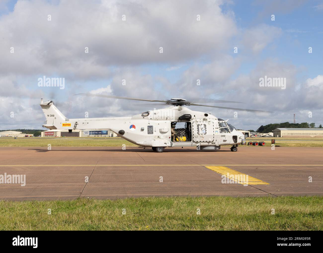 Ein Airbus NH90 Helicopter der niederländischen Luftwaffe verlässt die Royal International Air Tattoo 2023 Stockfoto