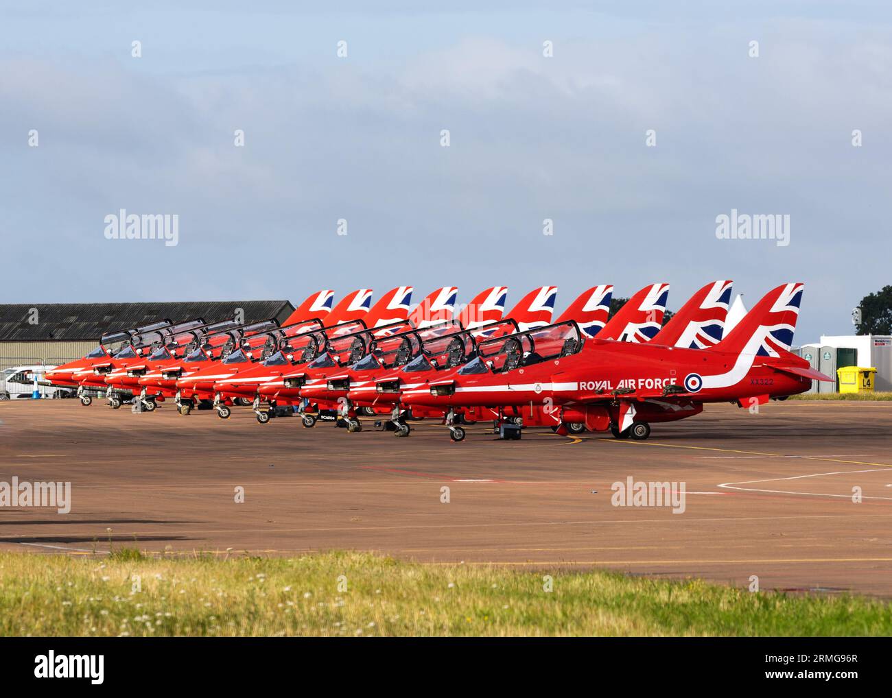 Die roten Pfeile standen auf der Schürze beim Royal International Air Tattoo 2023 Stockfoto