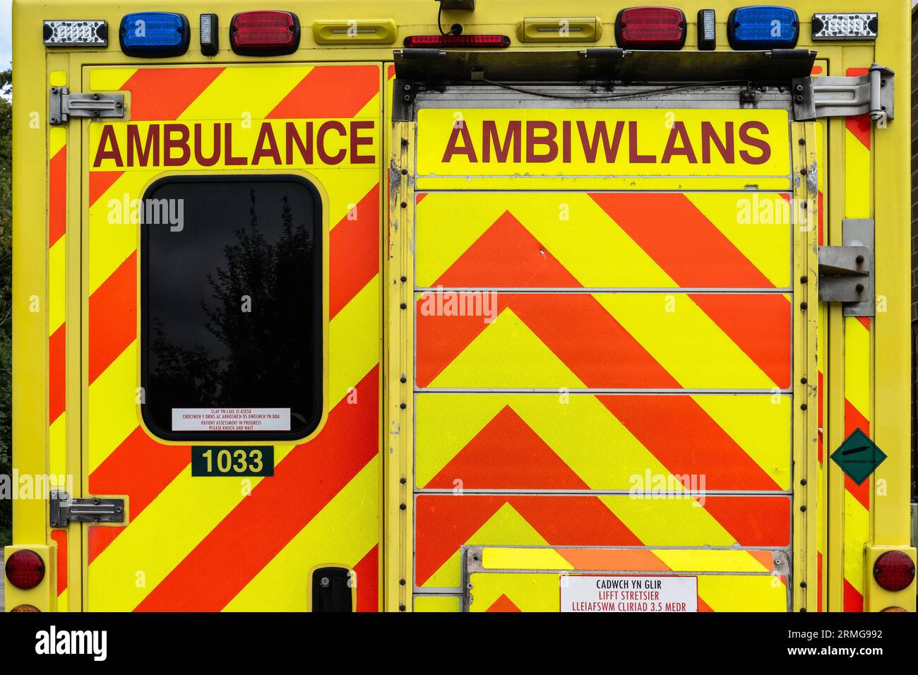 Waliser Ambulanznotdienst Ambiwlans. Ansicht der roten und gelben Gefahrenfarben und der walisischen Sprache. Wales NHS. Ambulance Trust. 999 Stockfoto