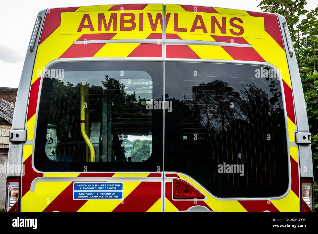 Waliser Ambulanznotdienst Ambiwlans. Ansicht der roten und gelben Gefahrenfarben und der walisischen Sprache. Wales NHS. Ambulance Trust. 999 Stockfoto