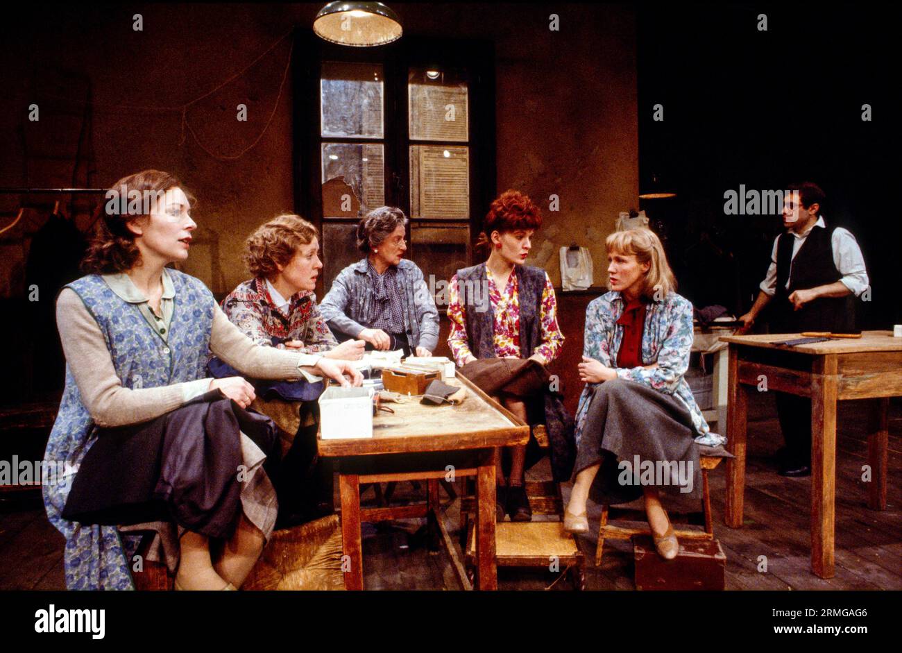 l-r: Lynn Farleigh (Simone), Jennifer Piercey (Giselle), Matyelok Gibbs (Mme Laurence), Sandy Ratcliff (Mimi), Brenda Cavendish (Marie), John Levitt (Max) in DER WERKSTATT von Jean-Claude Grumberg im Hampstead Theatre, London NW3 14/01/1981 Übersetzung: David Kempinward Homer Lichtregisseur Nicolent Stockfoto