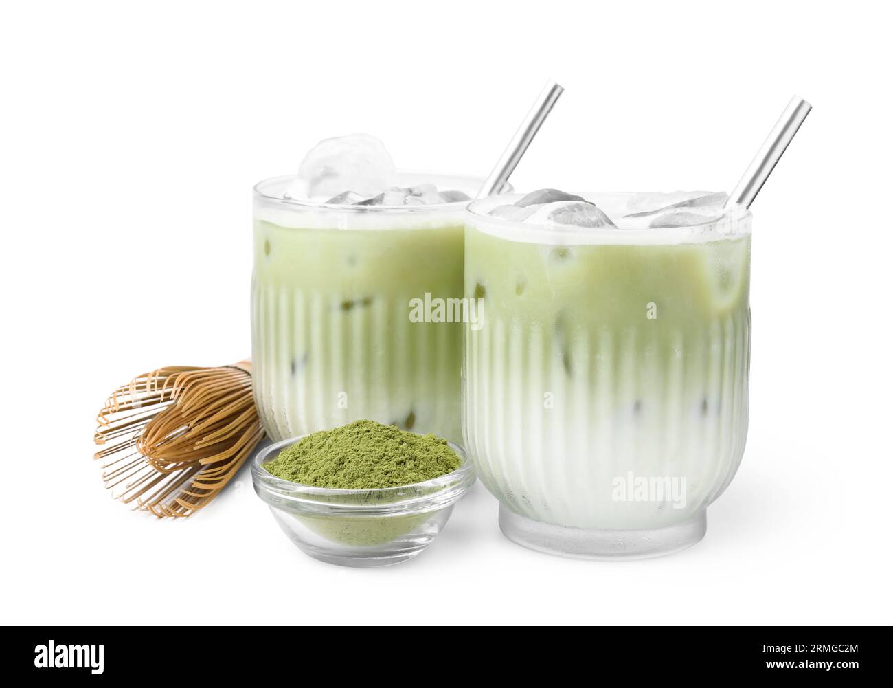 Glser mit leckerem Matcha Latte, Bambus-Schneebesen und Pulver isoliert  auf wei Stockfotografie - Alamy