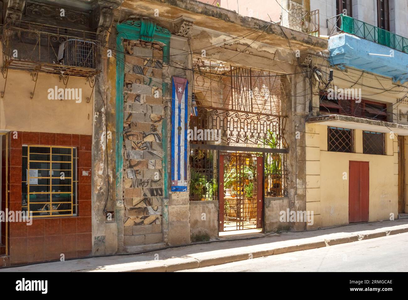 Havanna, Kuba, 2023, kubanische Flagge in der Fassade Stockfoto