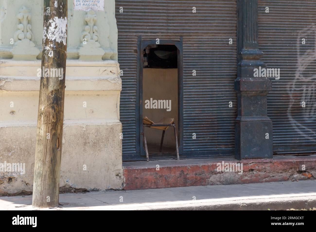 Havanna, Kuba, 2023, Sitz oder Stuhl in Metalltür Stockfoto
