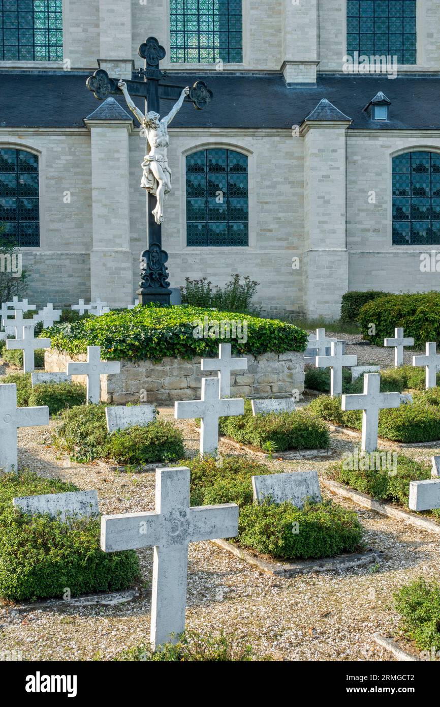 Weiße Kreuze auf norbertinischen Gräbern auf dem Friedhof der Prämonstratenserabtei Averbode, Scherpenheuvel-Zichem, Flämisch-Brabant, Flandern, Belgien Stockfoto