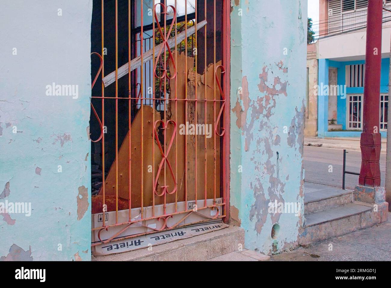 Havanna, Kuba, 2023, Metallgitter oder Gitter für mehr Sicherheit Stockfoto