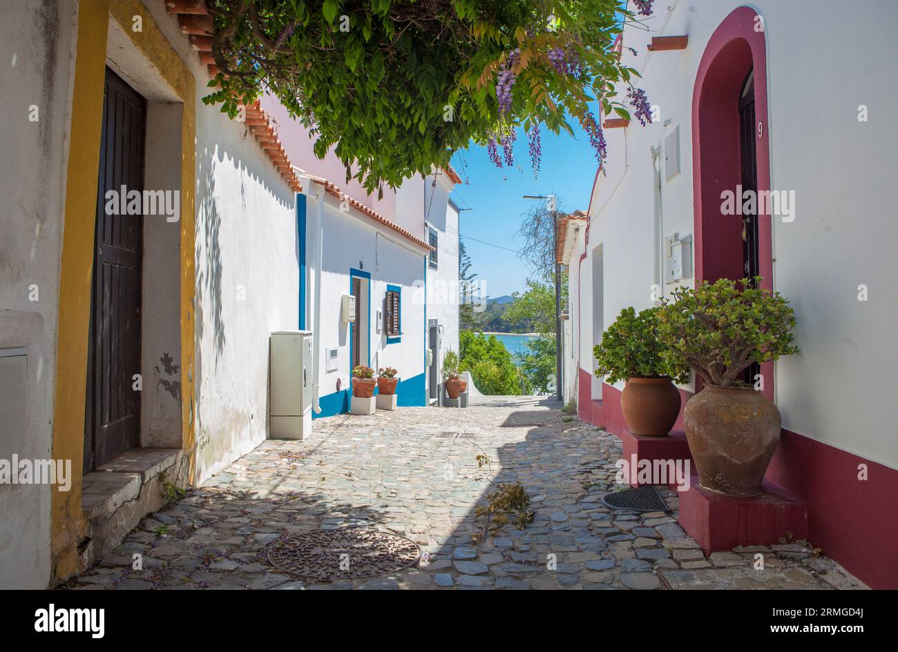 Vila Nova de Milfontes Street. Kleine malerische Stadt an der Küste von Alentejo, Portugal Stockfoto