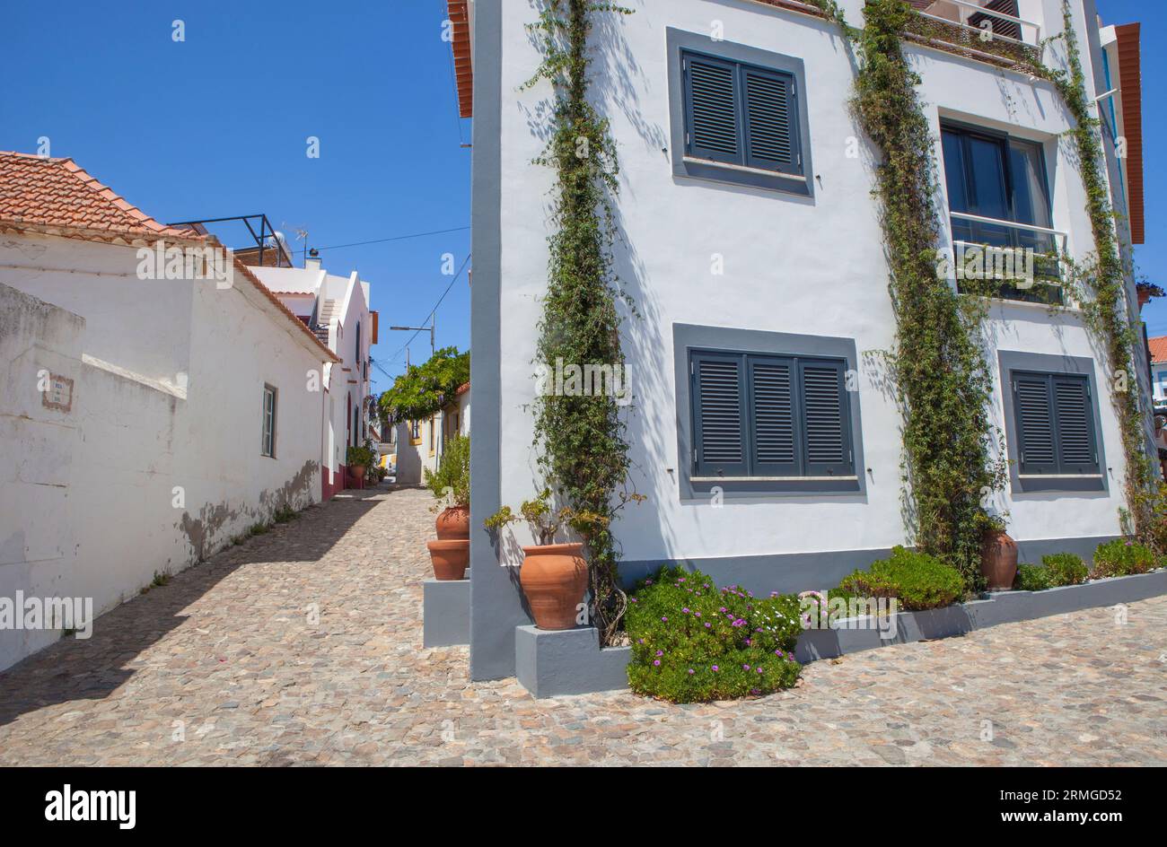 Vila Nova de Milfontes Street. Kleine malerische Stadt an der Küste von Alentejo, Portugal Stockfoto