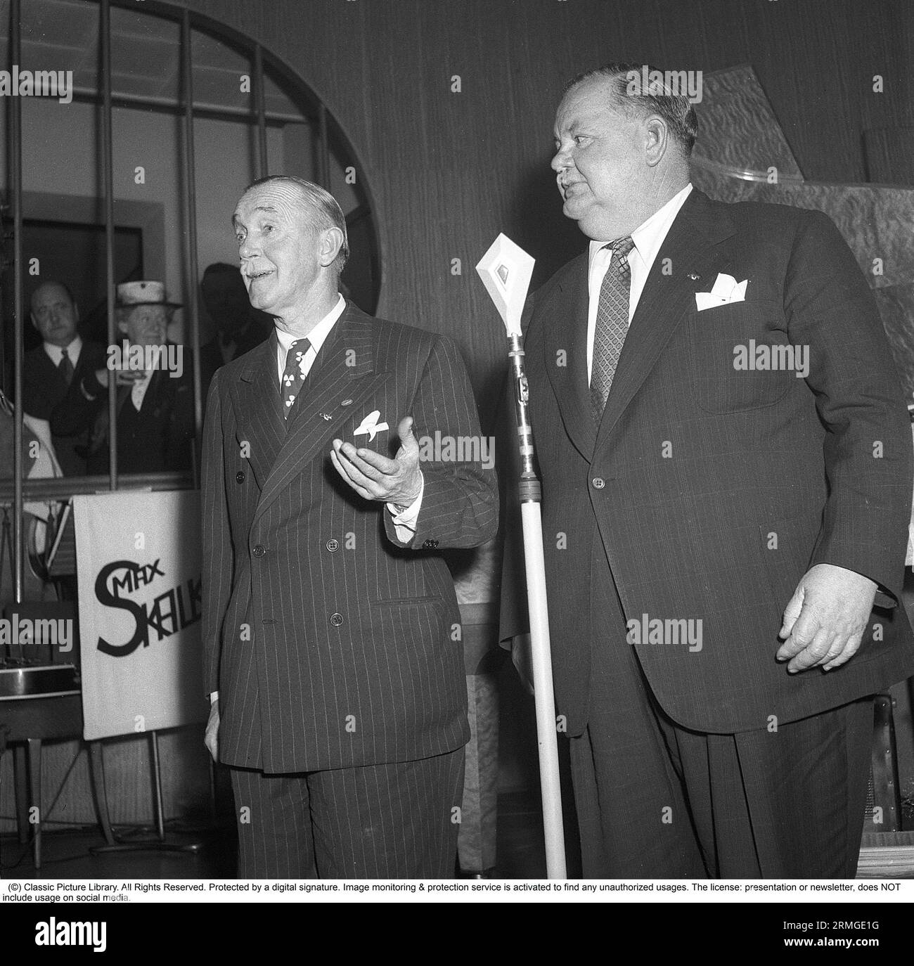 Laurel und Hardy waren ein britisch-amerikanisches Comedy-Duo während der frühen klassischen Hollywood-Ära des amerikanischen Kinos, bestehend aus dem Engländer Stan Laurel (1890–1965) und dem Amerikaner Oliver Hardy (1892–1957). Abgebildet bei einem Besuch in Schweden und Stockholm 1947. ref. AE14-12 Stockfoto