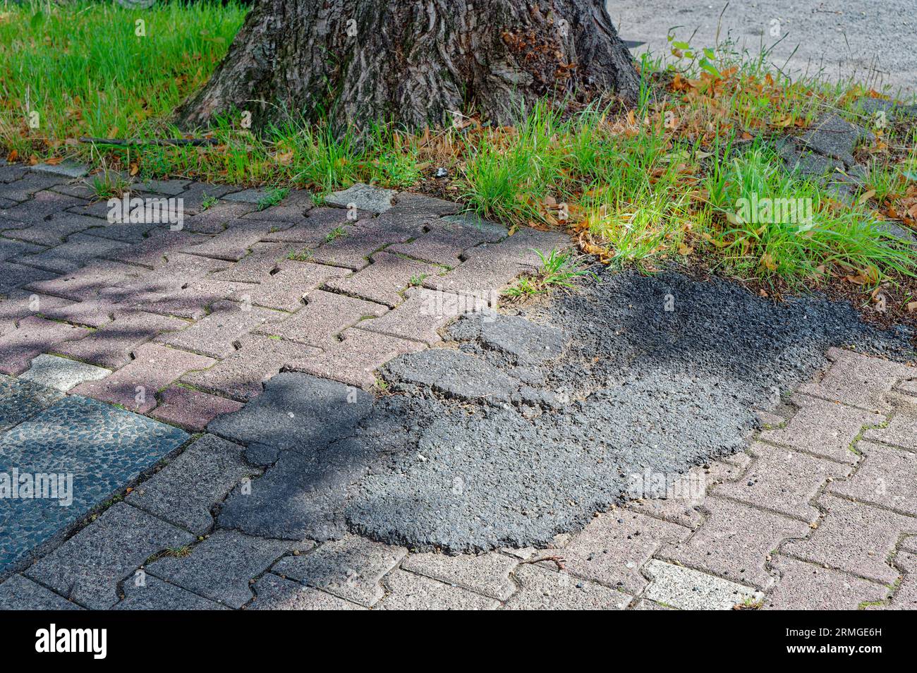 Schlecht instand gesetzte Fahrradroute mit holprigem Rand in Berlin. Stockfoto