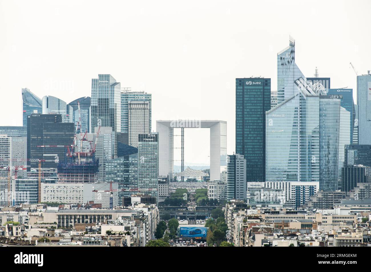 Paris, Frankreich. August 2023. Blick vom Arc de Triomphe de l'Etoile zum Bankenviertel La Défense. Quelle: Silas Stein/dpa/Alamy Live News Stockfoto