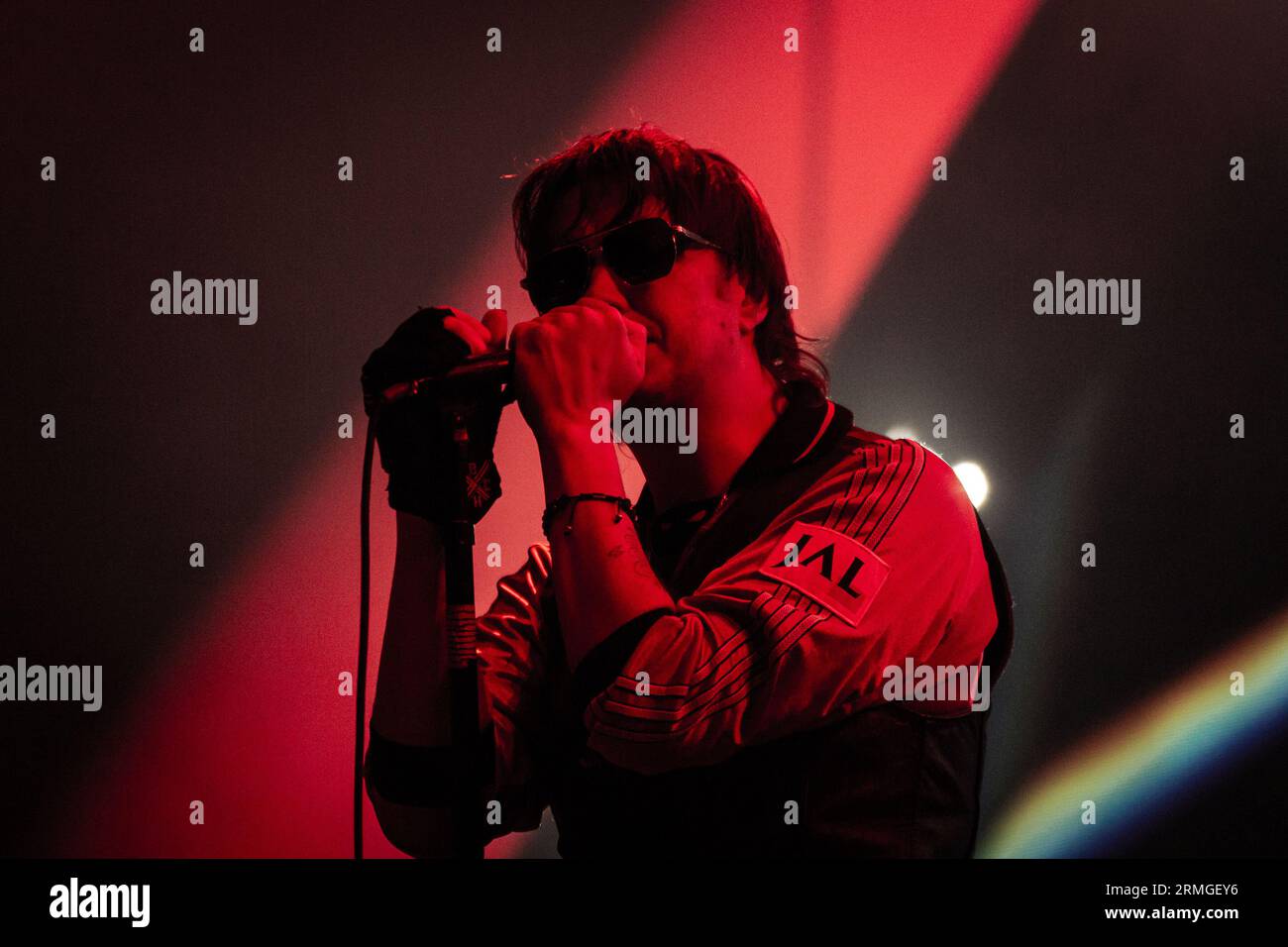 Paris, Frankreich. 27. August 2023. Julian Casablancas von der Strokes Band tritt während des Live-Konzerts auf der Bühne auf. Der letzte Tag der 20. Auflage des französischen Musikfestivals Rock en seine wurde von den neuen yorkern The Strokes in der Domaine National de Saint-Cloud mit Schlagzeilen versehen. (Foto: Telmo Pinto/SOPA Images/SIPA USA) Credit: SIPA USA/Alamy Live News Stockfoto
