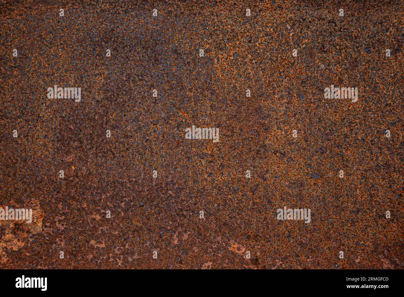 Nahaufnahme einer alten, verwitterten und rostigen Metalloberfläche. Hochwertiger und auflösender, strukturierter Grunge-Rost-Hintergrund im Vollformat. Stockfoto