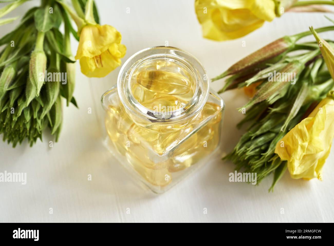 Nachtkerzen-Kapseln in einer Glasflasche - gesundes Nahrungsergänzungsmittel Stockfoto