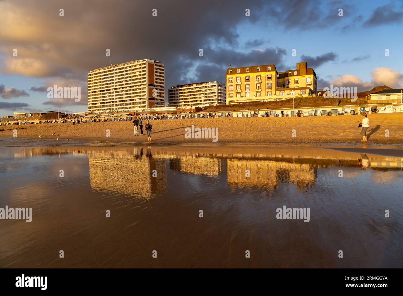 Ferienwohnung Hochhaus und Hotel Miramar am Weststrand bei Westerland, Insel Sylt, Kreis Nordfriesland, Schleswig-Holstein, Deutschland, Europa | Apart Stockfoto