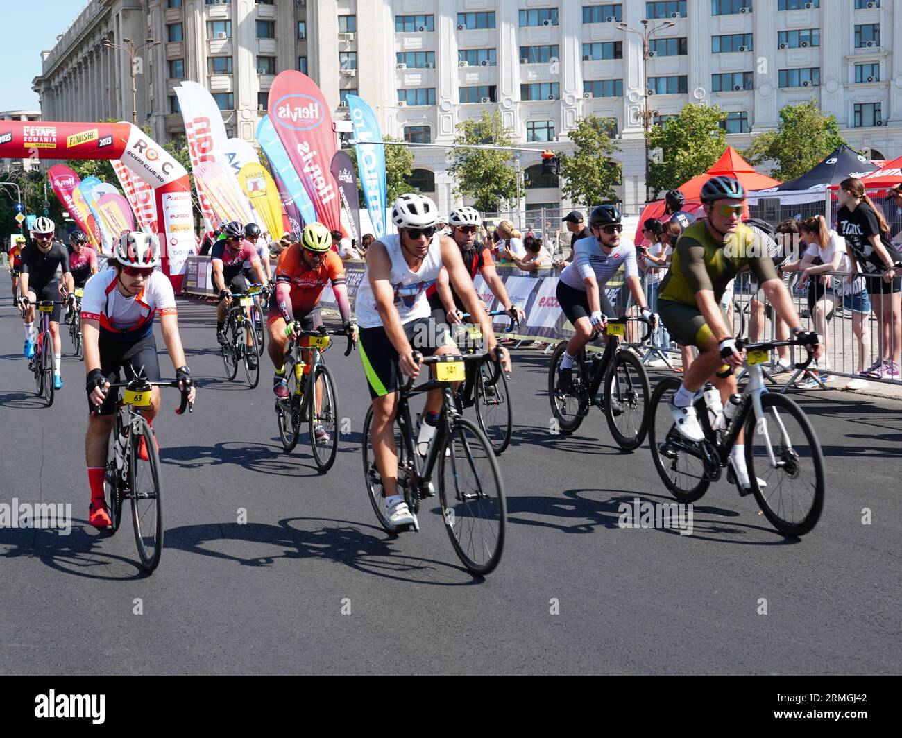 BUKAREST, RUMÄNIEN - 27. August 2023: Radfahrer, nachdem sie die Ziellinie bei L’Etape Romania mit dem Tour de France 85 km Radrennen überquerten Stockfoto