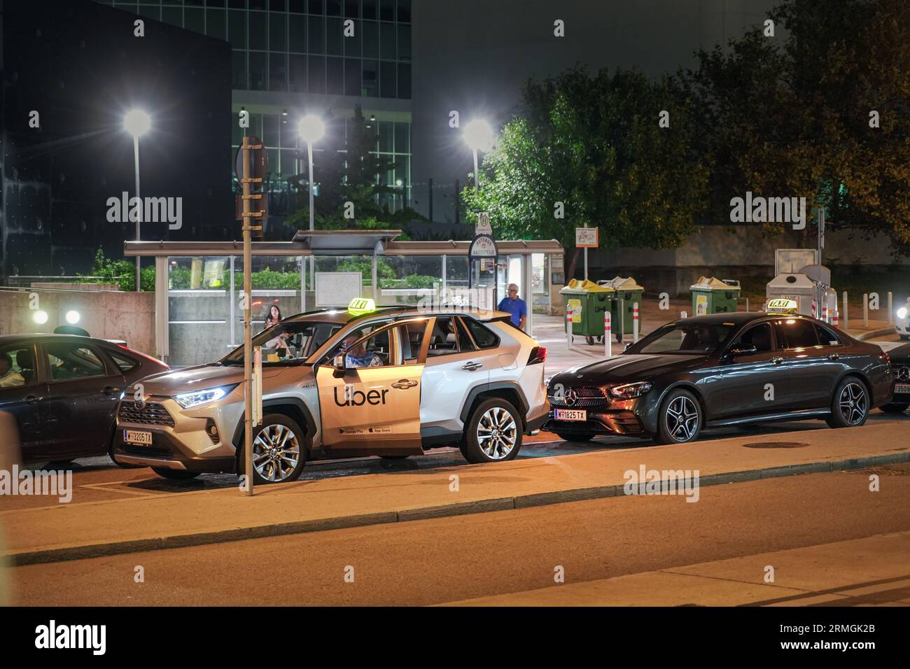 Wien, Österreich - August 2023 : Uber-Auto mit Logo wartet nachts auf einen Anruf Stockfoto