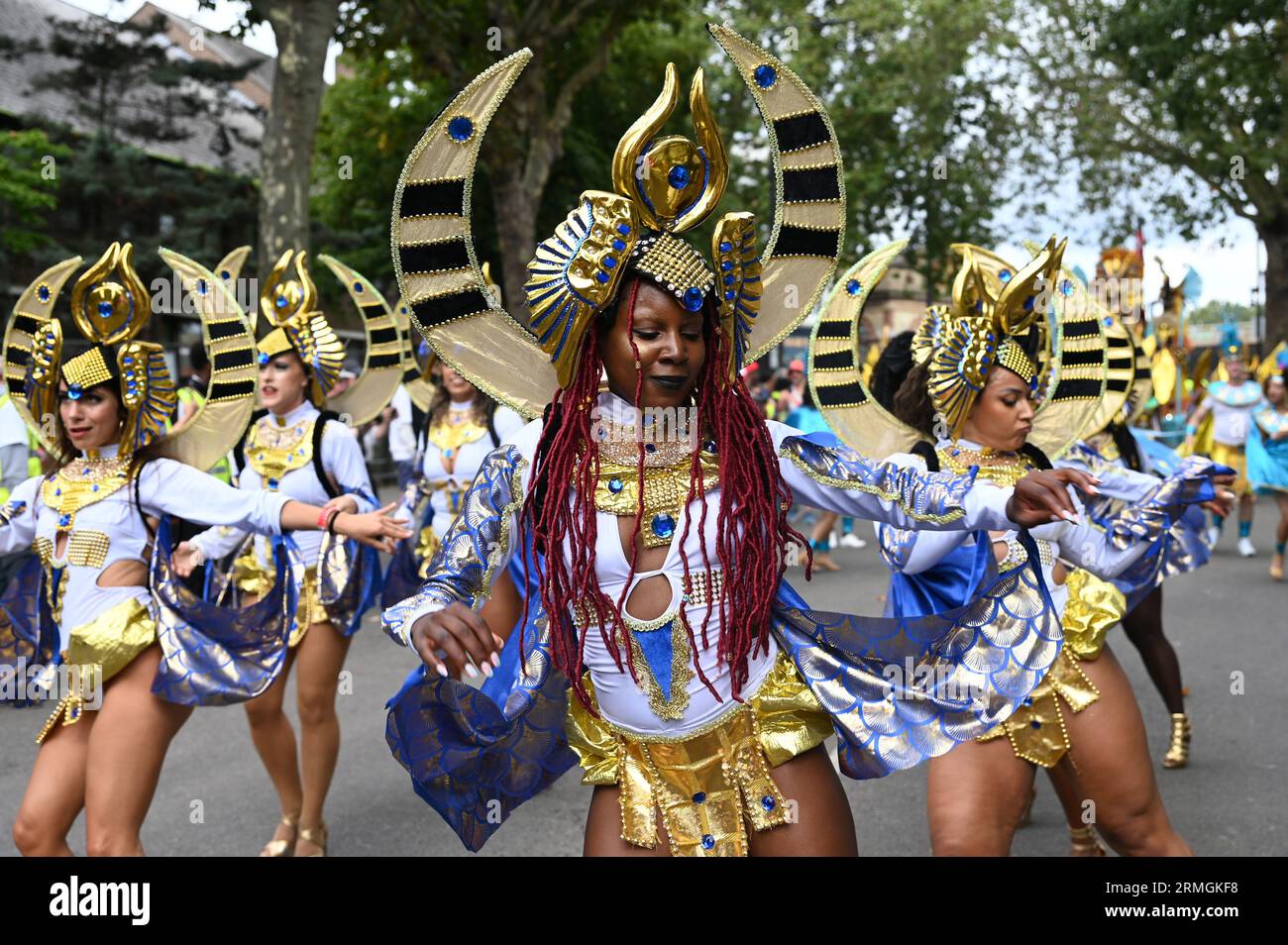 London, Großbritannien. August 28, 2023. Der Notting Hill Carnival 2023 war mit ausgeklügelten Wagen und kostümierten Künstlern ausgestattet, die sich während der Karnevalsparade durch die Straßen schlängelten. Tanzen Sie zu Stahlbands und Kalypso-Musik, erkunden Sie die köstlichen Imbissstände entlang der Strecke und genießen Sie eine friedliche Gemeinschaft für alle. Kredit: Siehe Li/Picture Capital/Alamy Live News Stockfoto