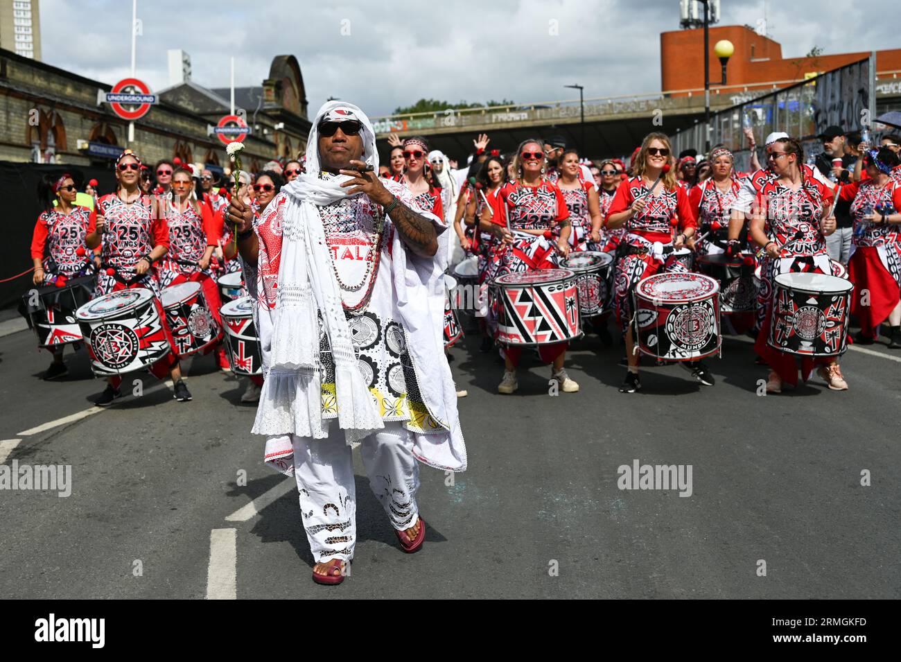 London, Großbritannien. August 28, 2023. Der Notting Hill Carnival 2023 war mit ausgeklügelten Wagen und kostümierten Künstlern ausgestattet, die sich während der Karnevalsparade durch die Straßen schlängelten. Tanzen Sie zu Stahlbands und Kalypso-Musik, erkunden Sie die köstlichen Imbissstände entlang der Strecke und genießen Sie eine friedliche Gemeinschaft für alle. Kredit: Siehe Li/Picture Capital/Alamy Live News Stockfoto