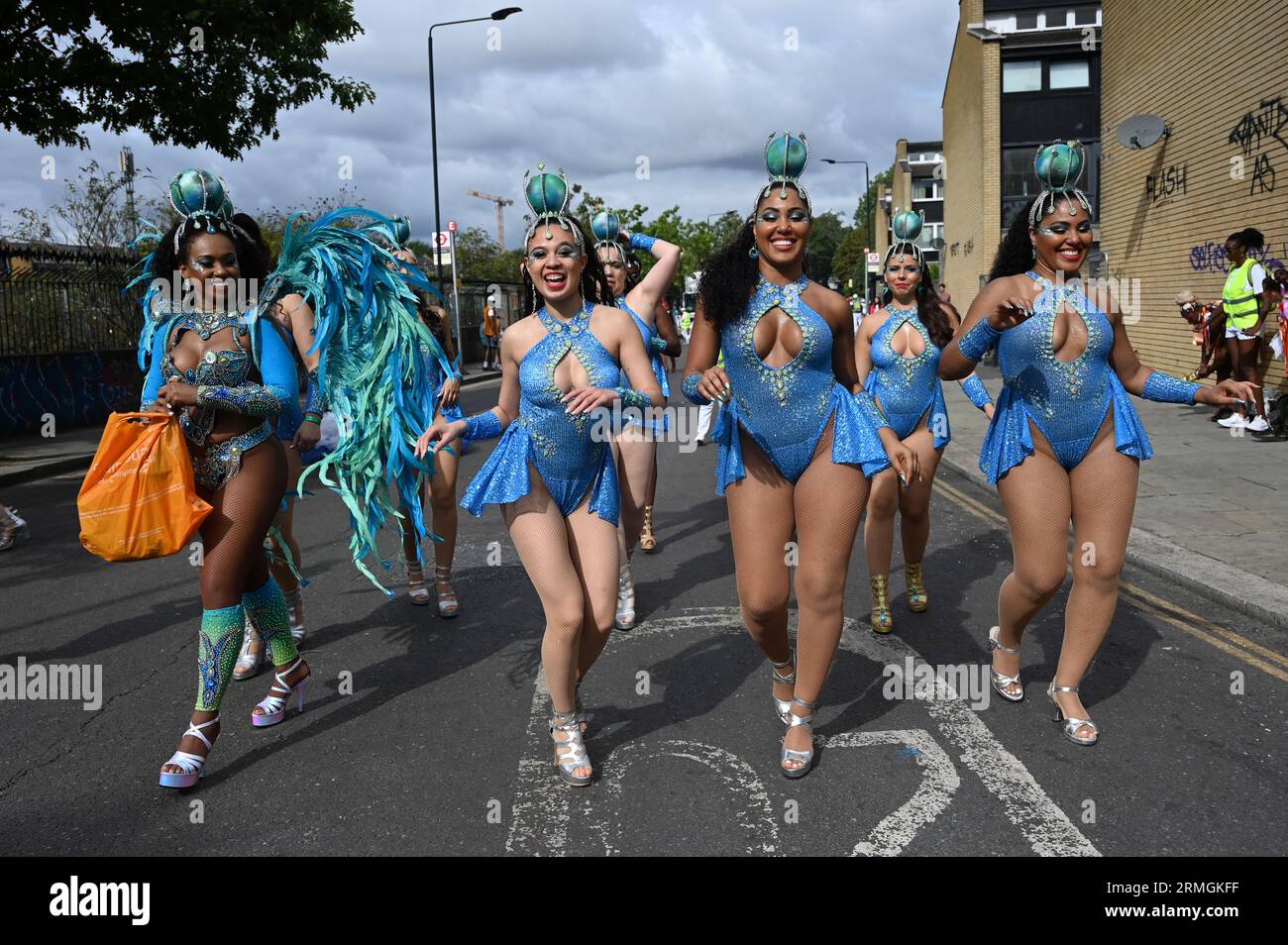 London, Großbritannien. August 28, 2023. Der Notting Hill Carnival 2023 war mit ausgeklügelten Wagen und kostümierten Künstlern ausgestattet, die sich während der Karnevalsparade durch die Straßen schlängelten. Tanzen Sie zu Stahlbands und Kalypso-Musik, erkunden Sie die köstlichen Imbissstände entlang der Strecke und genießen Sie eine friedliche Gemeinschaft für alle. Kredit: Siehe Li/Picture Capital/Alamy Live News Stockfoto