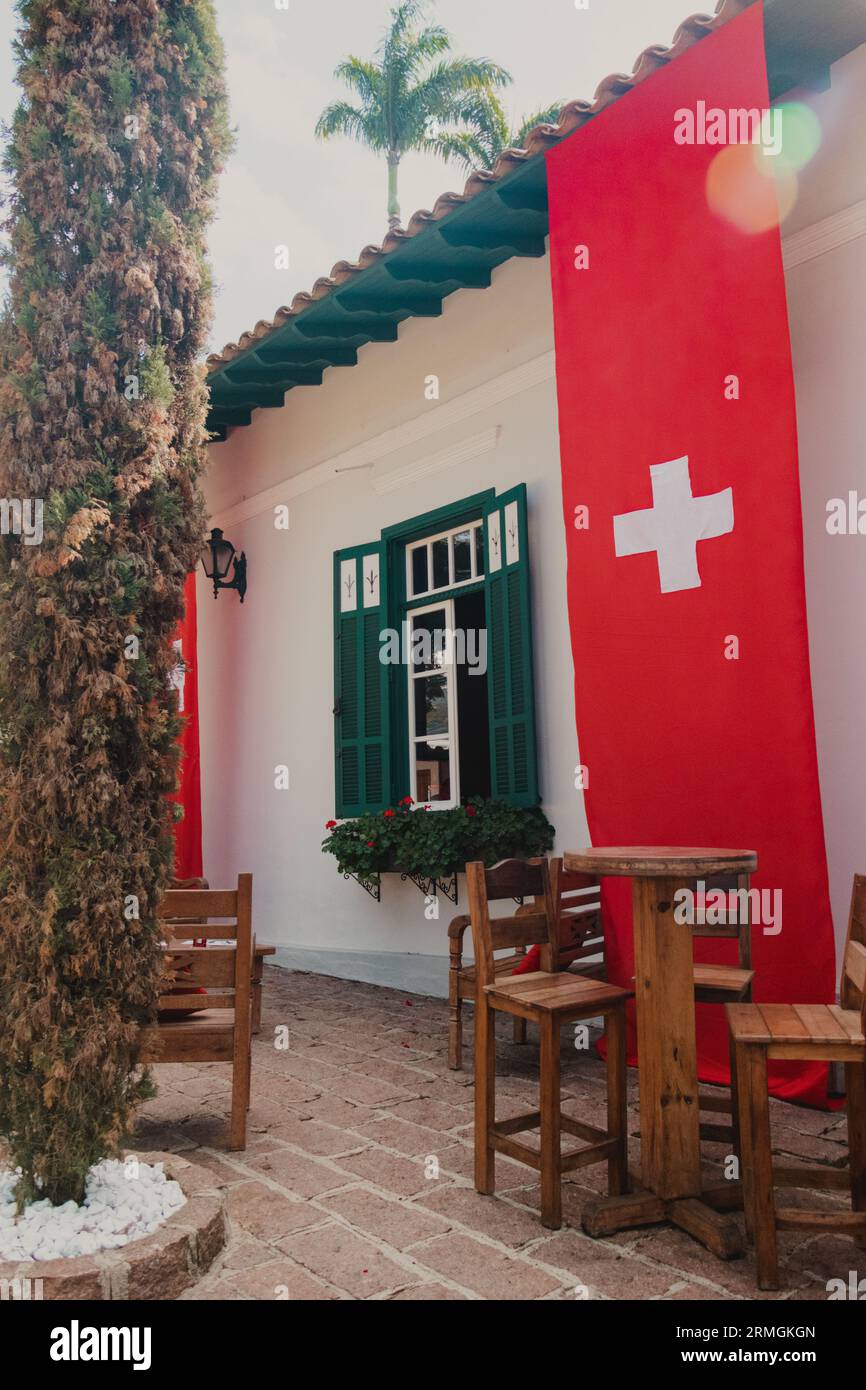 Haus mit hängender Flagge der schweiz Stockfoto