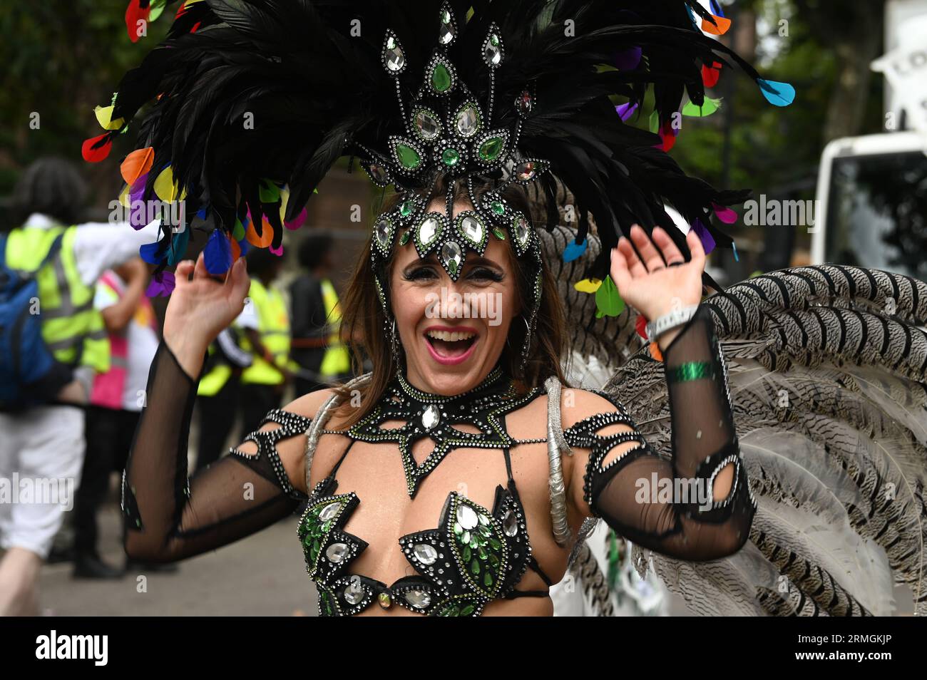 London, Großbritannien. August 28, 2023. Der Notting Hill Carnival 2023 war mit ausgeklügelten Wagen und kostümierten Künstlern ausgestattet, die sich während der Karnevalsparade durch die Straßen schlängelten. Tanzen Sie zu Stahlbands und Kalypso-Musik, erkunden Sie die köstlichen Imbissstände entlang der Strecke und genießen Sie eine friedliche Gemeinschaft für alle. Kredit: Siehe Li/Picture Capital/Alamy Live News Stockfoto