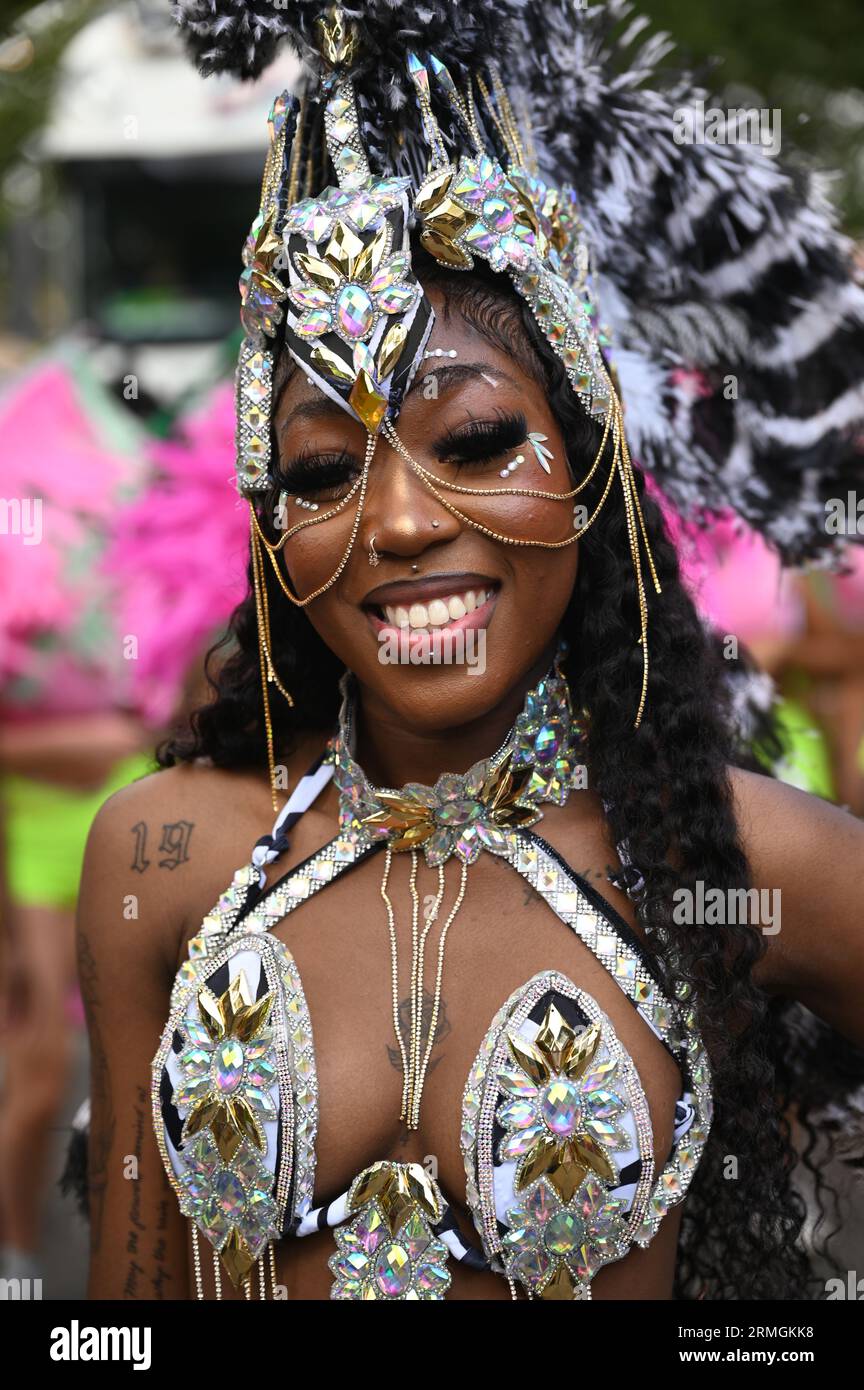 London, Großbritannien. August 28, 2023. Der Notting Hill Carnival 2023 war mit ausgeklügelten Wagen und kostümierten Künstlern ausgestattet, die sich während der Karnevalsparade durch die Straßen schlängelten. Tanzen Sie zu Stahlbands und Kalypso-Musik, erkunden Sie die köstlichen Imbissstände entlang der Strecke und genießen Sie eine friedliche Gemeinschaft für alle. Kredit: Siehe Li/Picture Capital/Alamy Live News Stockfoto