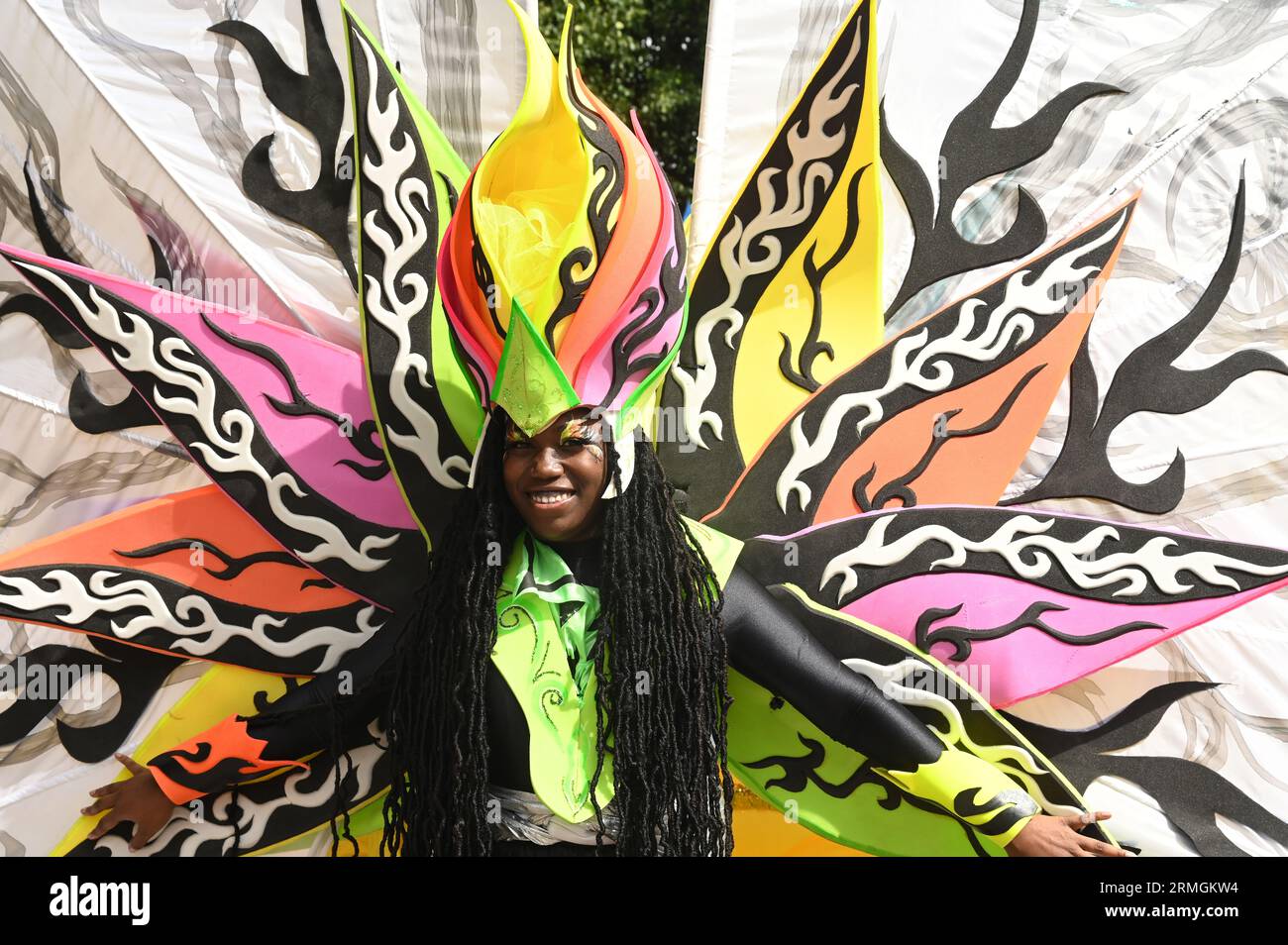 London, Großbritannien. August 28, 2023. Der Notting Hill Carnival 2023 war mit ausgeklügelten Wagen und kostümierten Künstlern ausgestattet, die sich während der Karnevalsparade durch die Straßen schlängelten. Tanzen Sie zu Stahlbands und Kalypso-Musik, erkunden Sie die köstlichen Imbissstände entlang der Strecke und genießen Sie eine friedliche Gemeinschaft für alle. Kredit: Siehe Li/Picture Capital/Alamy Live News Stockfoto