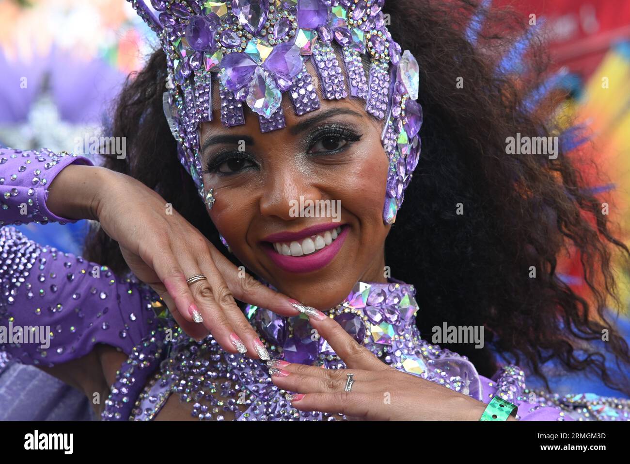 London, Großbritannien. August 28, 2023. Der Notting Hill Karneval 2023 für viele Jahre. Es gab ausgeklügelte Wagen und kostümierte Künstler, die sich während der Karnevalsparade durch die Straßen schlängelten. Tanzen Sie zu Stahlbands und Kalypso-Musik, erkunden Sie die köstlichen Imbissstände entlang der Strecke und genießen Sie eine friedliche Gemeinschaft für alle. Kredit: Siehe Li/Picture Capital/Alamy Live News Stockfoto