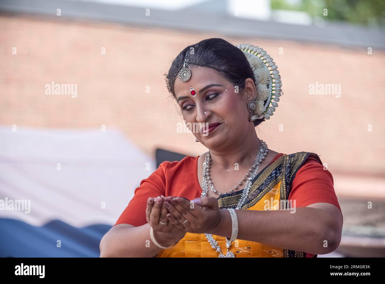 Toronto Ontario, Kanada - 30. Juli 2023: Eine indische Frau, die einen traditionellen indischen Tanz zu indischer klassischer Musik auf dem TD Festival of South Asia tanzt. Stockfoto