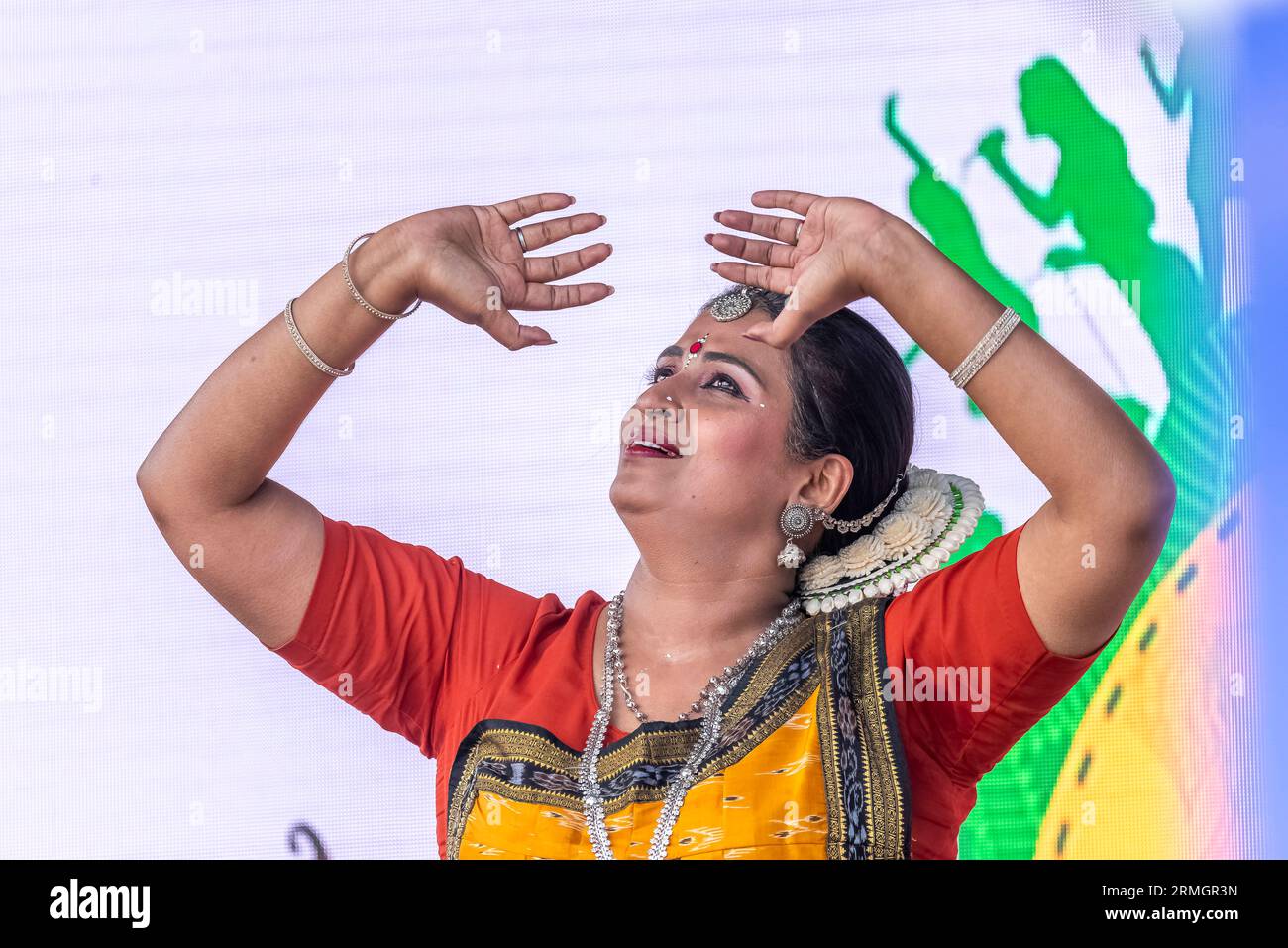 Toronto Ontario, Kanada - 30. Juli 2023: Eine indische Frau, die einen traditionellen indischen Tanz zu indischer klassischer Musik auf dem TD Festival of South Asia tanzt. Stockfoto