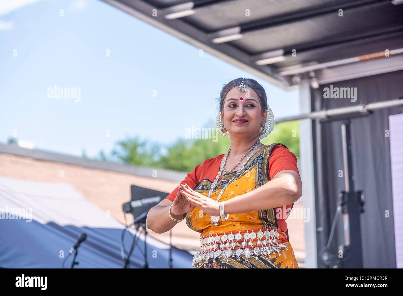 Toronto Ontario, Kanada - 30. Juli 2023: Eine indische Frau, die einen traditionellen indischen Tanz zu indischer klassischer Musik auf dem TD Festival of South Asia tanzt. Stockfoto