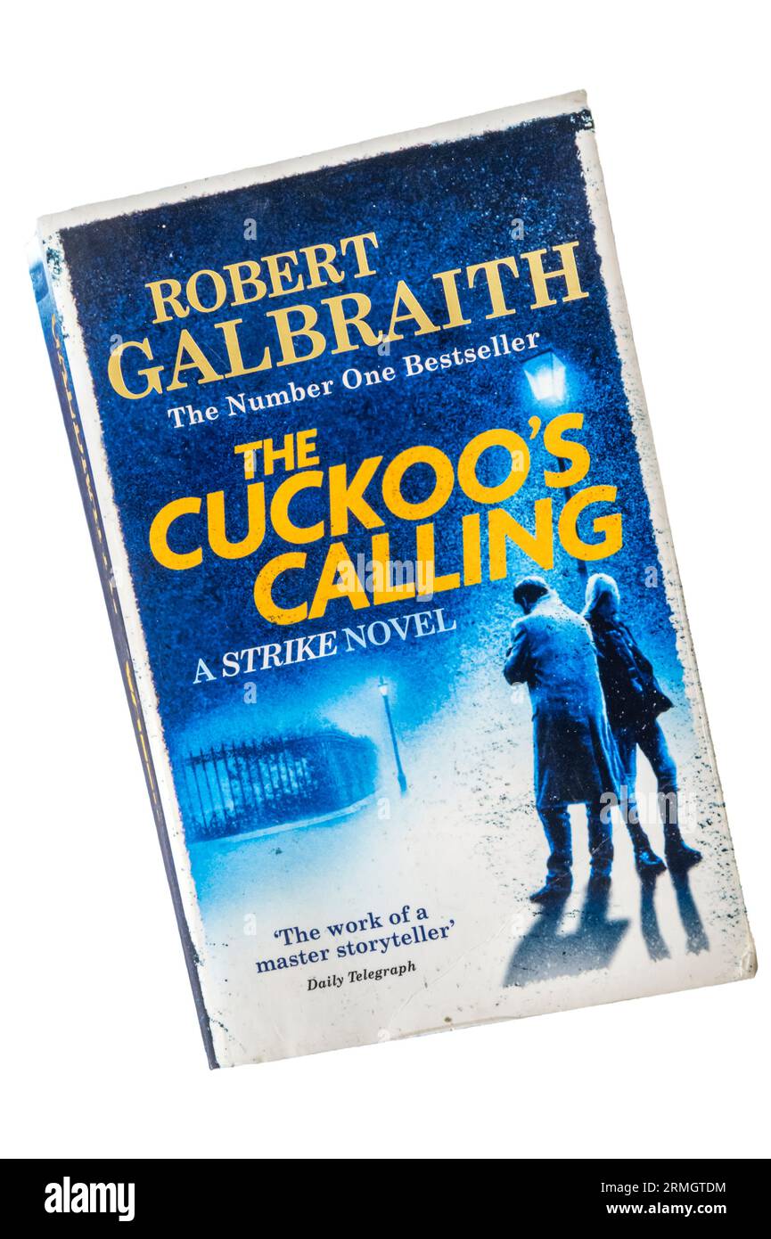 Ein Taschenbuch von The Cuckoo's Calling, dem ersten Cormoran-Strike-Roman von JK Rowling, der als Robert Galbraith schrieb. Erstmals veröffentlicht 2013. Stockfoto