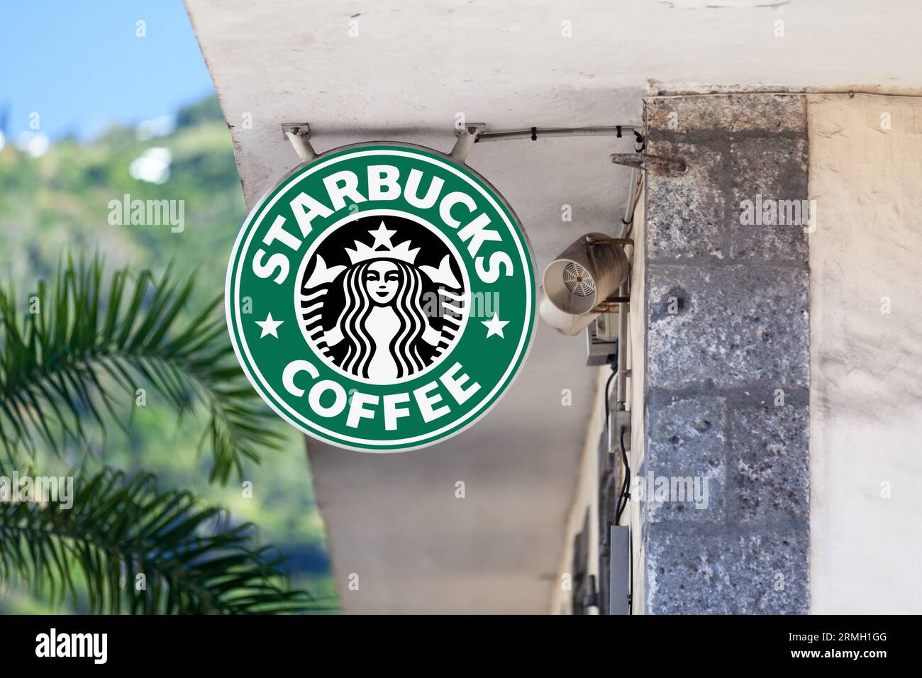 Menton, Frankreich - 10. Juli 2015: Zeichen der Starbucks Corporation, einer amerikanischen multinationalen Kette von Kaffeehäusern und Röstereien. Stockfoto