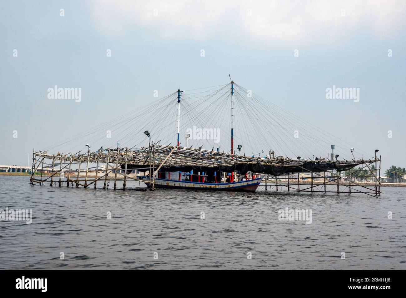 Fischerboot mit großem Angelrudel in der Bucht von Jakarta. Java, Indonesien. Stockfoto