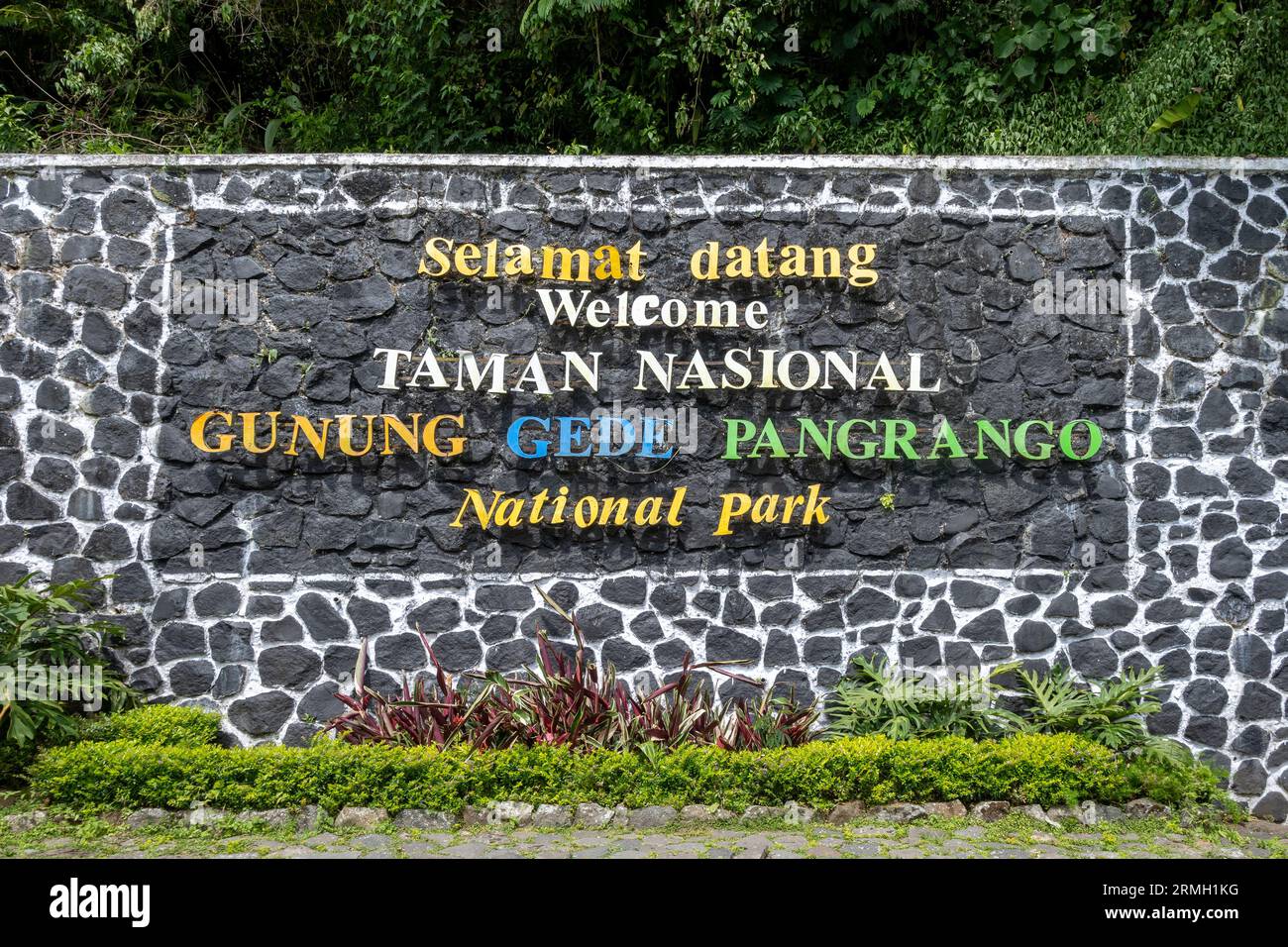 Schild am Eingang des Mount Gede Pangrango National Park. Java, Indonesien. Stockfoto