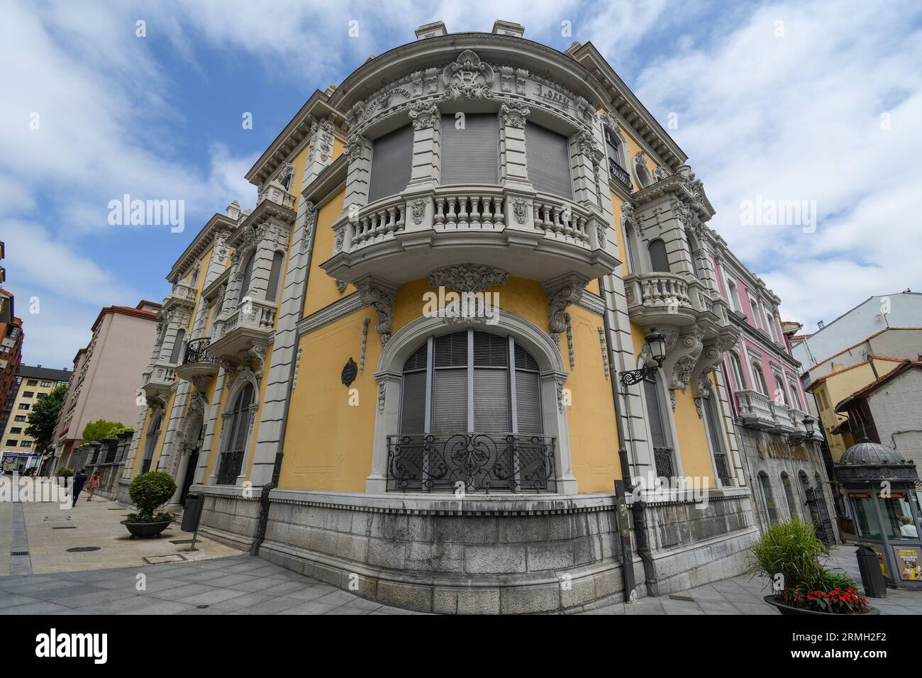 Balsera Palace unter den Blumen in Aviles Stockfoto