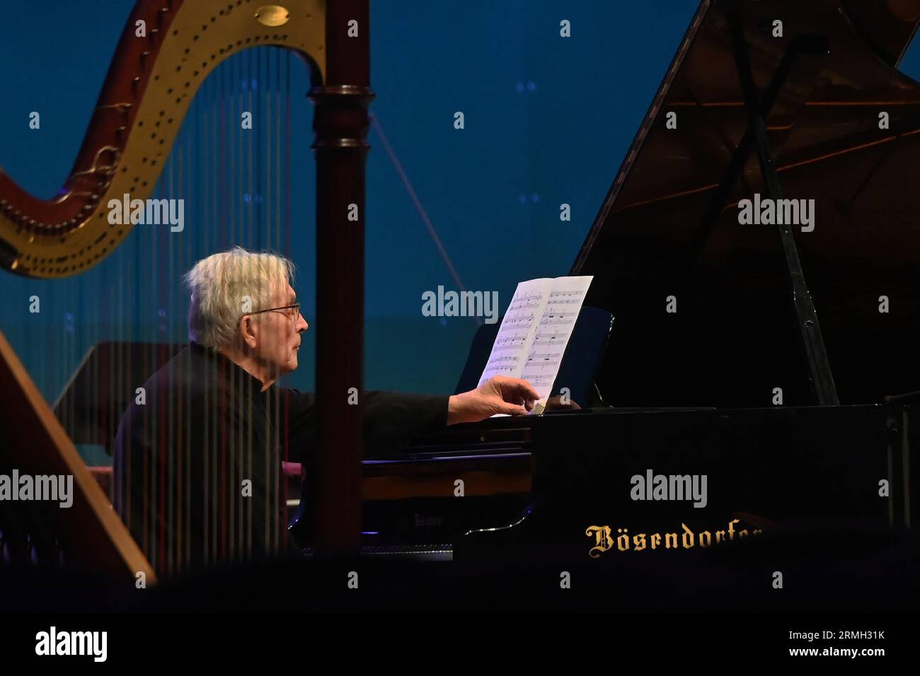 Ostrava, Tschechische Republik. 28. August 2023. Komponist, Pianist, Pädagoge, Organisator von musikalischen Veranstaltungen Zygmunt Krauze in Aktion während des Konzerts von Ostravska Banda während der Ostrava Days Musik von heute Festival in Ostrava, Tschechische Republik, 28. August 2023. Quelle: Jaroslav Ozana/CTK Photo/Alamy Live News Stockfoto