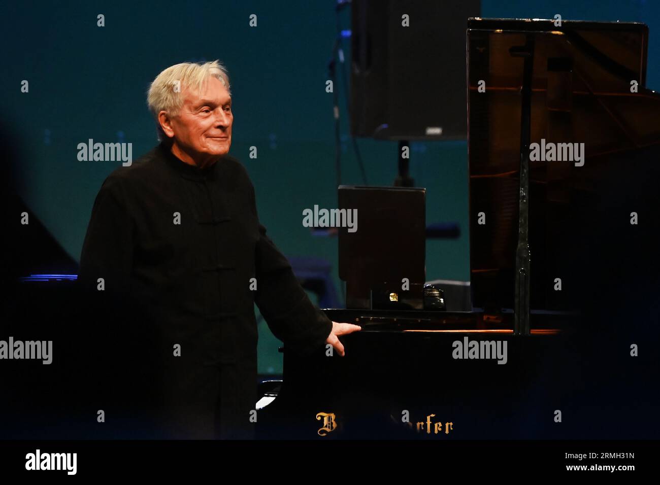 Ostrava, Tschechische Republik. 28. August 2023. Komponist, Pianist, Pädagoge, Organisator von musikalischen Veranstaltungen Zygmunt Krauze in Aktion während des Konzerts von Ostravska Banda während der Ostrava Days Musik von heute Festival in Ostrava, Tschechische Republik, 28. August 2023. Quelle: Jaroslav Ozana/CTK Photo/Alamy Live News Stockfoto