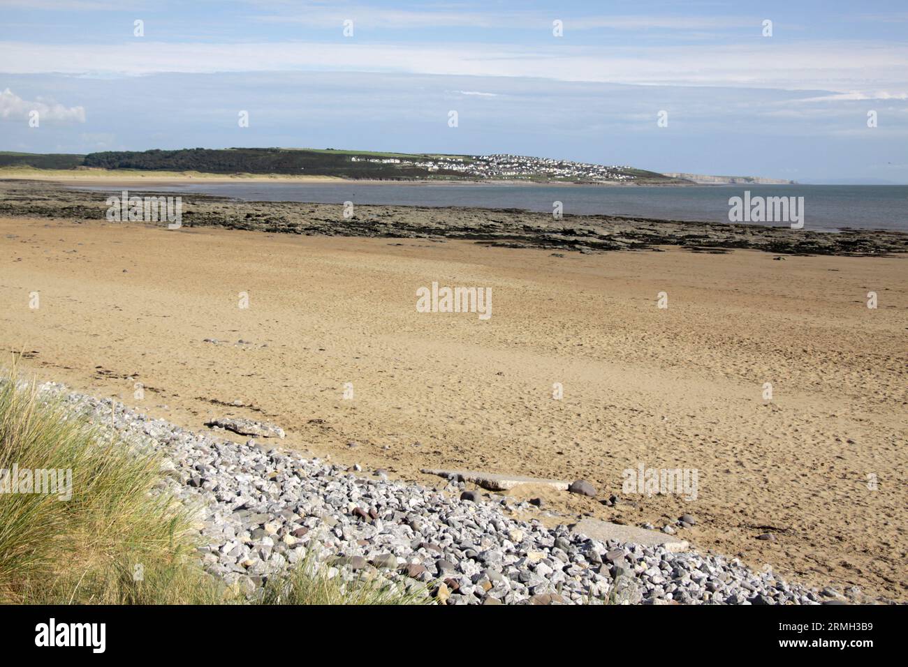 Ogmore in der Ferne gesehen vom Strand in Porthcawl Mid Glamorgan Wales Stockfoto