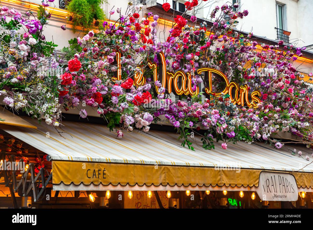 Paris, Frankreich - 19. Januar 2022: Typisches Pariser Café mit Sitzplätzen im Freien in der Rue des Abbesses, Paris, Frankreich. Stockfoto