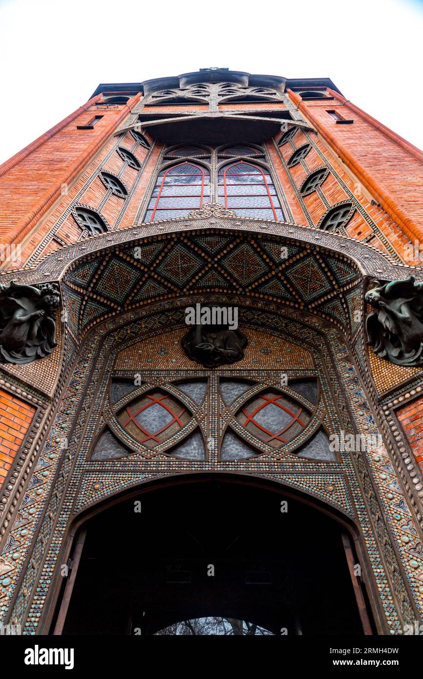 Paris, Frankreich - 19. Januar 2022: Saint-Jean de Montmartre ist eine römisch-katholische Pfarrkirche in der Rue des Abbesses im 18. Arrondissement von Paris Stockfoto