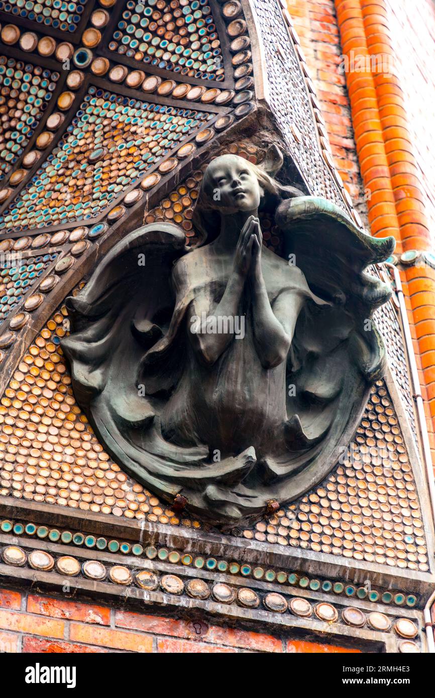 Paris, Frankreich - 19. Januar 2022: Saint-Jean de Montmartre ist eine römisch-katholische Pfarrkirche in der Rue des Abbesses im 18. Arrondissement von Paris Stockfoto