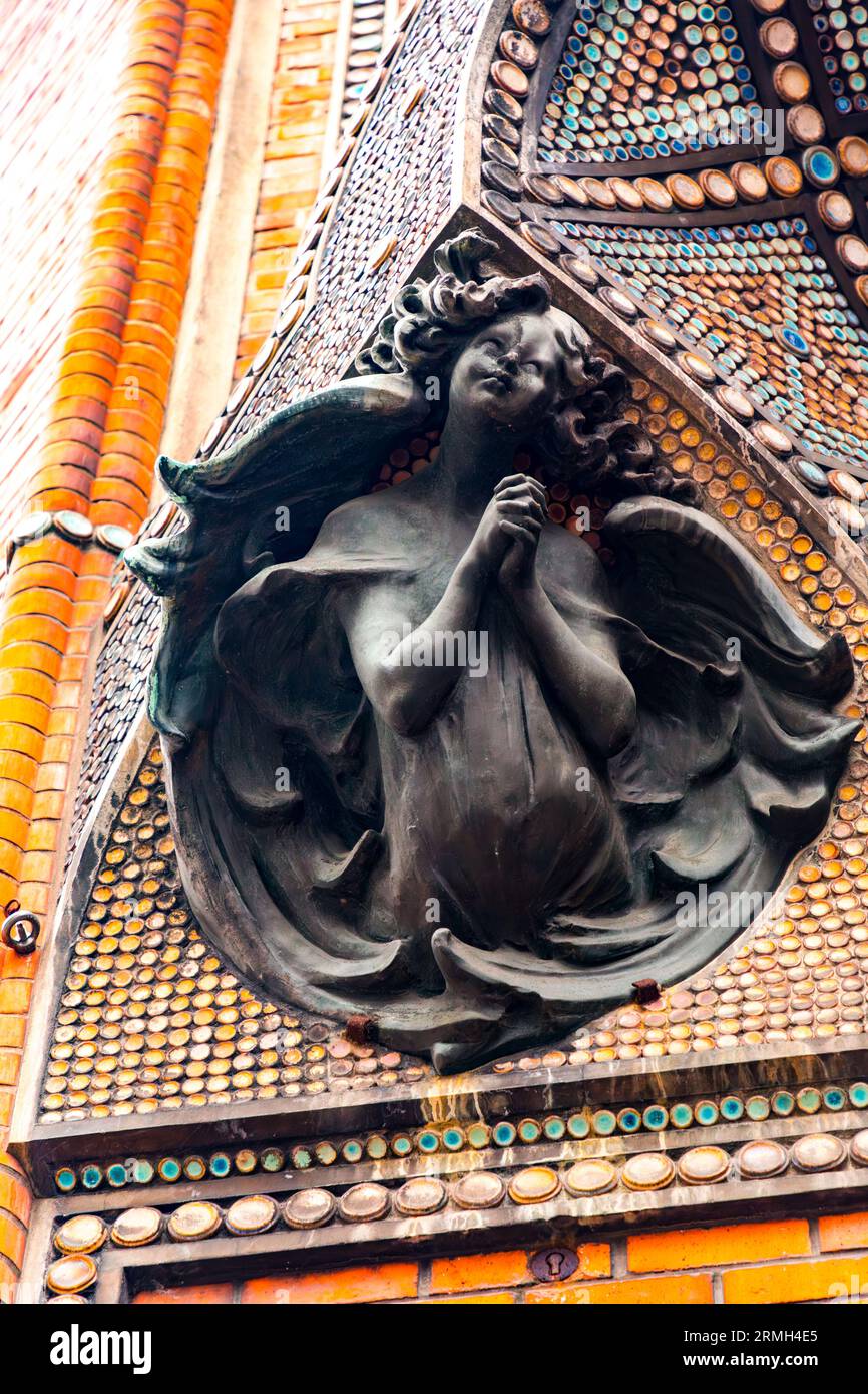 Paris, Frankreich - 19. Januar 2022: Saint-Jean de Montmartre ist eine römisch-katholische Pfarrkirche in der Rue des Abbesses im 18. Arrondissement von Paris Stockfoto
