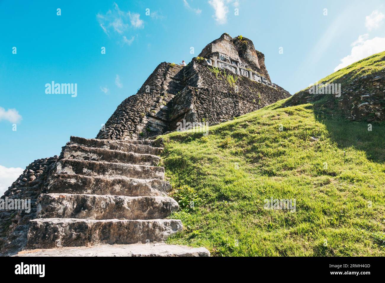 Es geht zum Gipfel von El Castillo, dem größten Tempel von Xunantunich, einer alten Maya-Ruine in der Nähe von San Ignacio im Westen Belizes Stockfoto